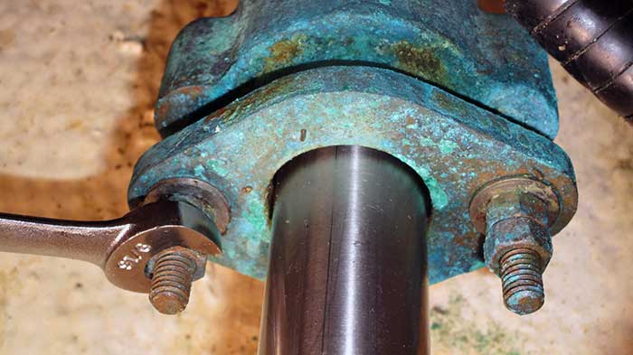 Loosen packing gland locking nut