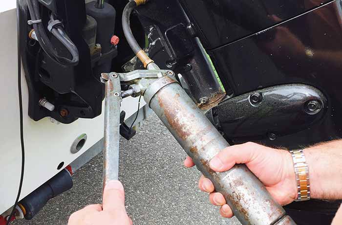 Greasing swivel bracket fitting