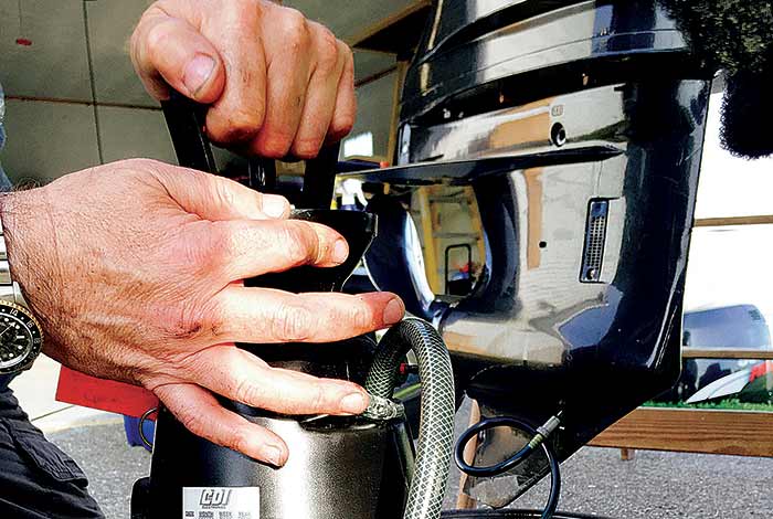 Filling outboard engine gearcase with oil