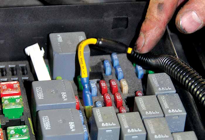 Connecting power wire to tap fuse