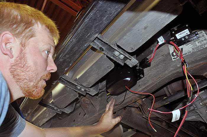 Mounting manifold and compressor