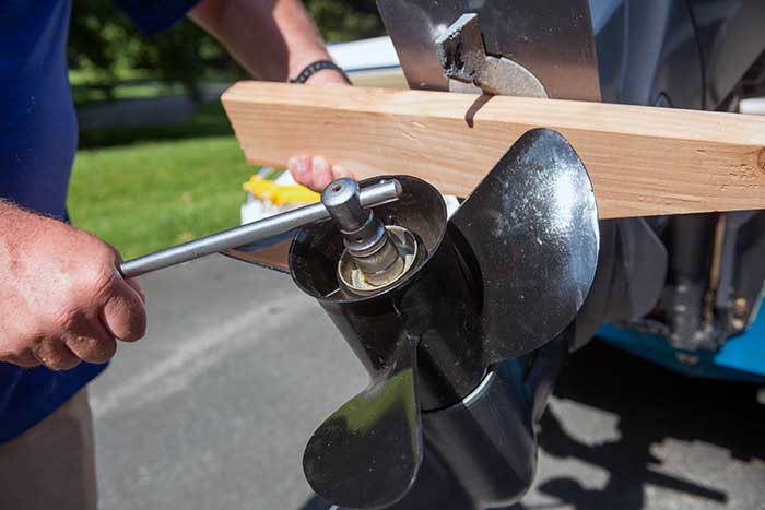 Unscrew propeller nut