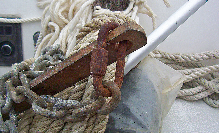 Rusted quick-connect link on a white boat.